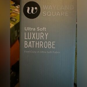 White luxury robe for a woman. Already had one just like this one. Very soft